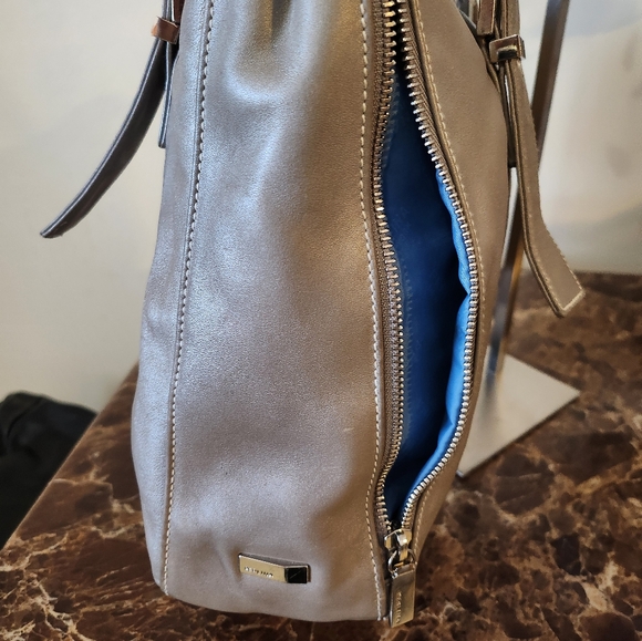 Elegant Perlina Silver Leather Shoulder Bag EUC - Picture 2 of 16